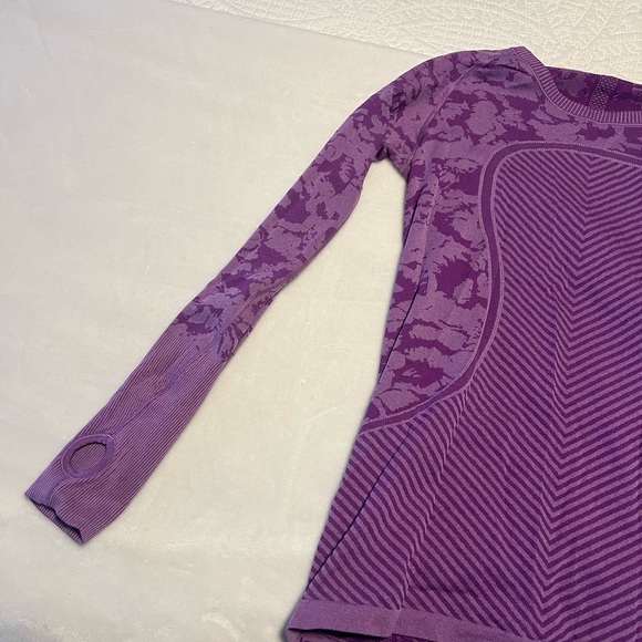 Lululemon Swiftly Tech Long Sleeve Crew Purple Camo Size 10 - Picture 4 of 16